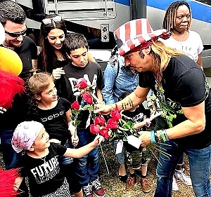Bret Michaels, Music Icon, To Receive Humanitarian Of The Year Award At This Year's Hollywood Christmas Parade